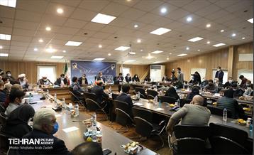 دیدار شهردار تهران با نخبگان و خانواده های شهدای منطقه 14