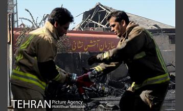 آتش سوزی انبار کالا در خیابان فداییان اسلام 6