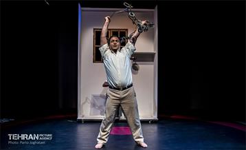 نمایش «تختی در اتاق 23 هتل آتلانتیک» 14