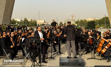 اجرای ارکستر سمفونیک تهران در میدان آزادی 36