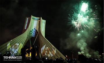 مدال افتخار انقلاب بر گردن برج آزادی 17