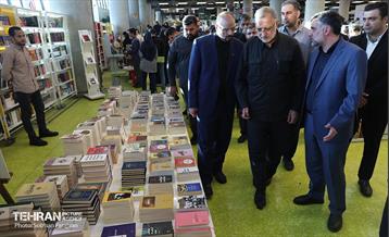 بازدید شهردار تهران از رویداد "اردی‌بهشت کتاب" 25