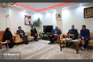قرار خدمت؛ دیدار شهردار تهران با خانواده شهید آرمان علی وردی 7