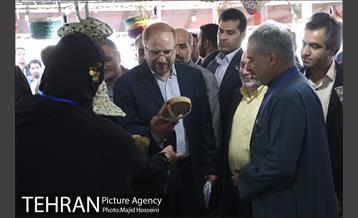 بازدید شهردار تهران از بازارچه مردم خرمشهر در کنار باغ موزه دفاع مقدس 17