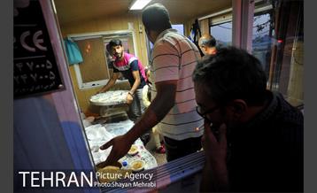 افطاری ساده در پایانه تاکسیرانی صادقیه 7