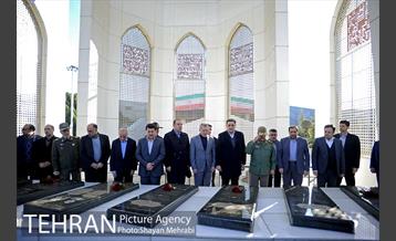 در آغاز چهلمین فجر انقلاب، آیین اهتزاز بزرگترین پرچم مقدس کشورمان با حضور شهردار تهران 5