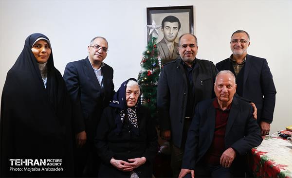 دیدار شهردار تهران با خانواده شهید زوریک مرادیان 18