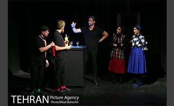 نمایش شبی بیرون از خانه 16