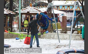 روز برفی تهران در پارک شهر 24