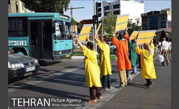 آموزش فرهنگ ترافیک توسط بچه های سندرم دان 5