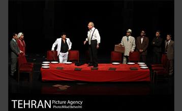 نمایش راپورت های شبانه دکتر مصدق‎ 15