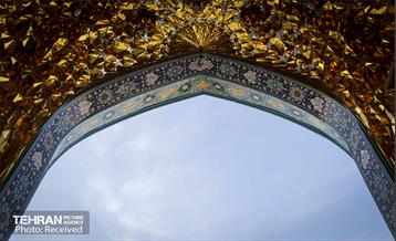 اقامه نماز عید فطر در امامزادگان پنج تن لویزان  1