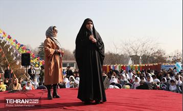 پنجره‌ای رو به آسمان آبی در منطقه 3 4