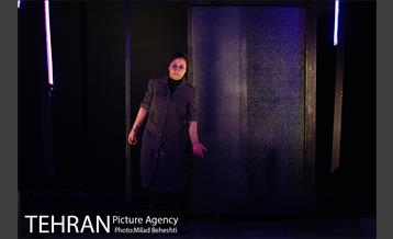 نمایش در اتاق باد می وزد 10