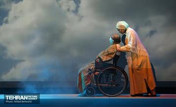 نمایش پیرزنی که در زمین خانه داشت‎ 8