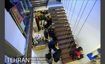 رونمایی و جشن امضای کتاب خانه ای با شیروانی قرمز در نشر ثالث‎ 22