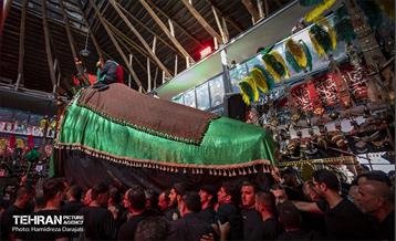 پهنای پیشانی نخل #حصاربوعلی ۱.۵ متر ودرازای آن ۳.۵ متر است. پوششی از پارچه های سیاه با تابلوهایی از استادان نقاشی و خطاطی