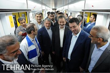 بازدید معاون اول رئیس جمهور به همراه شهردار تهران از کارخانه واگن‌سازی تهران 37