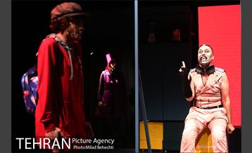 نمایش ماجرای عجیب سگی در شب 7