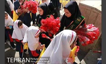 اهدای هدایای ویژه به دانش آموزان دبستان دخترانه شهید خوشنویسان 20