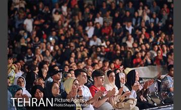 ویژه برنامه شب فیروزه ای در دریاچه شهدای خلیج فارس 9