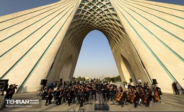 اجرای ارکستر سمفونیک تهران در میدان آزادی 32