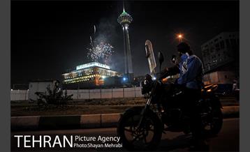 نور افشانی برج میلاد به مناسبت 22 بهمن 17