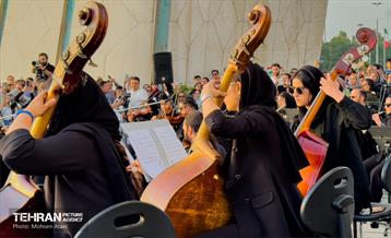 اجرای ارکستر سمفونیک تهران در میدان آزادی 9