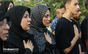 اهتزاز پرچم عزای حسینی بر فراز برج پرچم ایران 32