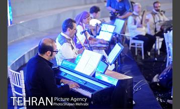 اجرای خیابانی محمد معتمدی و ارکستر سازهای ملی ایران در بوستان آب و آتش 8