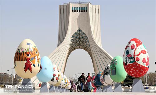 تخم مرغ های رنگی در میدان آزادی 1