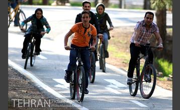 دوچرخه سواری در پارک چیتگر