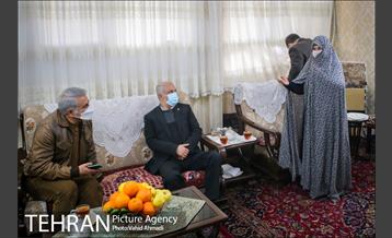 دیدار شهردار تهران با مادر شهیدان خالقی پور 3