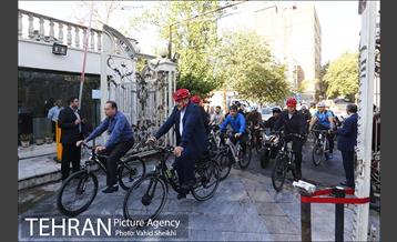 بازدید شهردار تهران  از اداره کل انتقال خون استان تهران 1