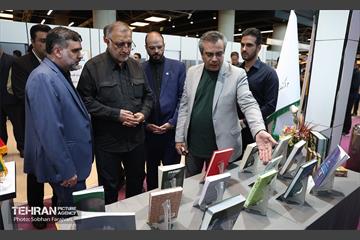 بازدید شهردار تهران از رویداد "اردی‌بهشت کتاب" 8