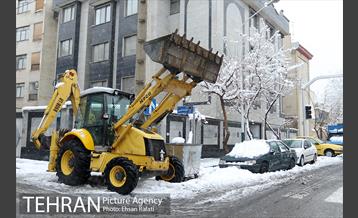 بازدید شهردار تهران از ستاد برف روبی منطقه 11 5