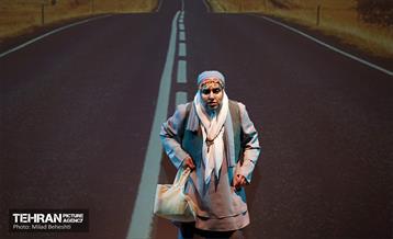 نمایش پیرزنی که در زمین خانه داشت‎ 22