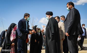 نهال کاری شهردار تهران و رئیس جمهور به مناسبت روز درختکاری 18