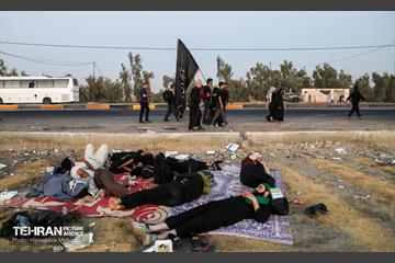 پیاده‌روی زائرین اربعین حسینی در مسیر نجف به کربلا 38