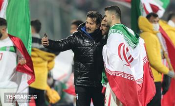 جشن و شادی بازیکنان و کادر فنی تیم ملی ایران پس از صعود به جام جهانی 2022