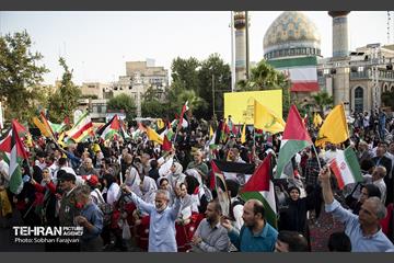 استقبال از خانواده شهدای غزه در میدان فلسطین تهران 11