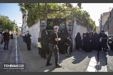 پذیرایی با چای ذغالی در استکان‌های کمر باریک، چند حبه قند و یک تکه نان قندی مخصوص این حسینیه است.