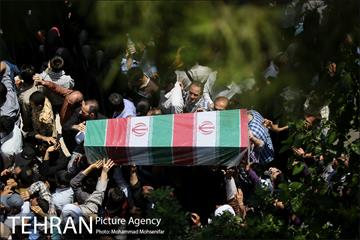 مراسم تشییع پیکرهای مطهر ۱۵۰ شهید تازه‌ تفحص‌ شده دفاع مقدس  - ۲ 38