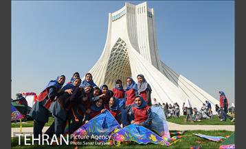 همایش زنگ تحرک و جشنواره بادبادک ها در میدان آزادی 38