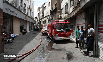 آتش‌سوزی انبار چسب در بازار تهران 47