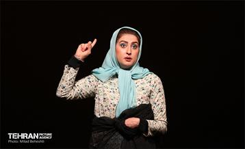 نمایش پیرزنی که در زمین خانه داشت‎ 12