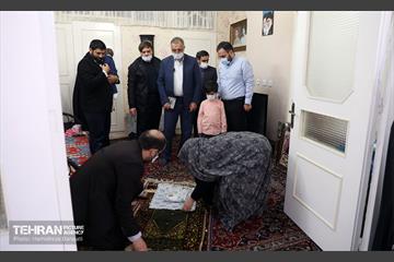 حضور شهردار تهران در منزل شهیدان خالقی پور 33