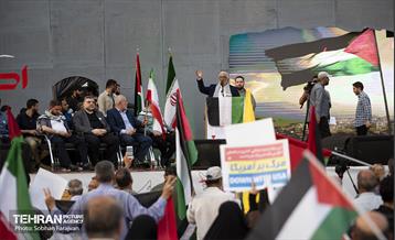 استقبال از خانواده شهدای غزه در میدان فلسطین تهران 2