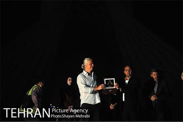 هزار توی زمان در برج آزادی 19