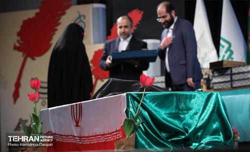 آیین تجلیل از ناشران آثار مادران و همسران شهید 10